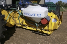 Autocast V2. Spredning af efterafgrøder sker samtidig med høsten. Det sikrer hurtig og sikker fremspiring uden ekstraarbejde.