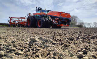 KUHN TF 2300 C dobbelt fronttank i kombination med KUHN Maxima præcisionssåmaskine