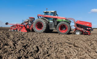 KUHN TF 2300 C dobbelt fronttank i kombination med KUHN rotorsåsæt med yderligere en beholder