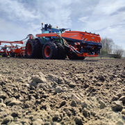 KUHN TF 2300 C dobbelt fronttank i kombination med KUHN Maxima præcisionssåmaskine