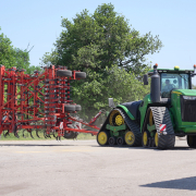 KUHN Prolander 14000 sammenfoldet til sikker vejtransport